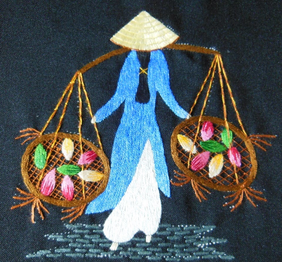 Une-femme-Vietnamienne-en-broderie 