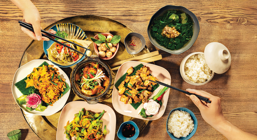 Les-baguettes-dans-les-repas-au-Vietnam