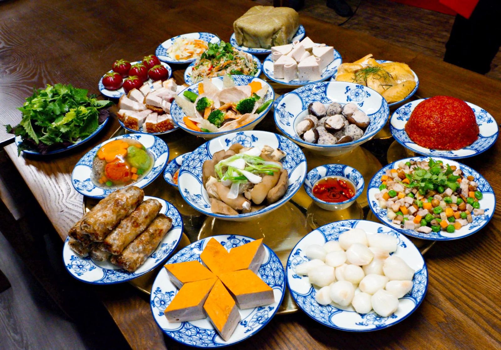 Repas-traditionnel-Vietnamien
