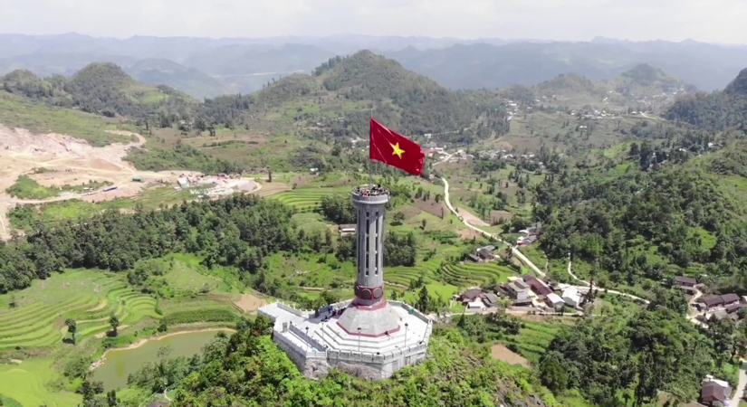 La-tour-drapeau-de-Lung-Cu-a-Ha-Giang