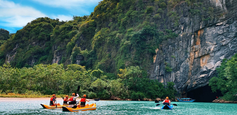 kayak-sur-la-riviere-Son-Phong-Nha