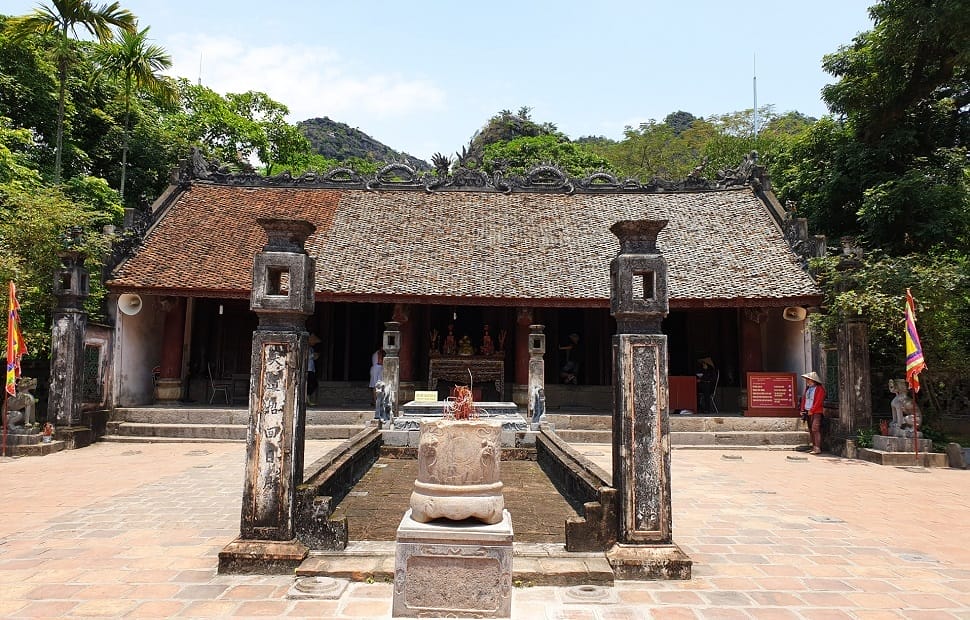 À l'intérieur du temple du roi Dinh