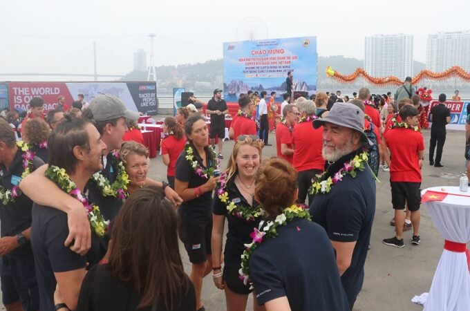 400 marins rayonnaient à l'arrivée à la baie d'Halong