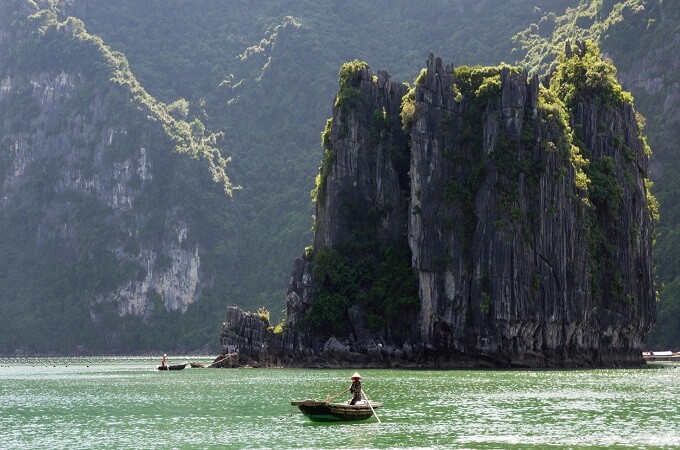 La baie d'Halong est exceptionnelle sous d'un soleil agréable de février