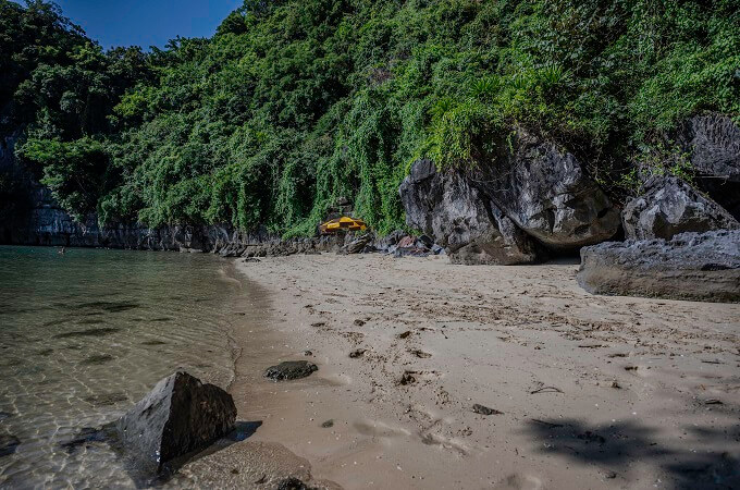 La baie dispose de très belles plages et criques