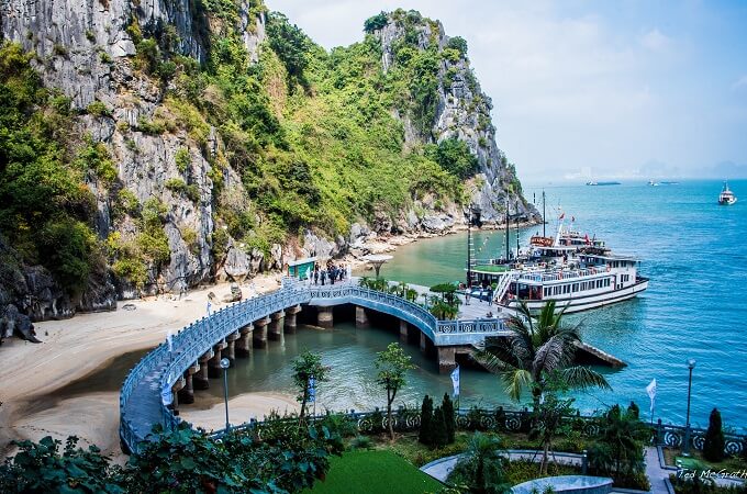 La visite de la grotte Thien Cung