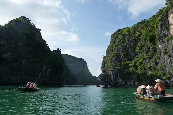 Parcourez les eaux et les petites criques par les bateaux en bambou