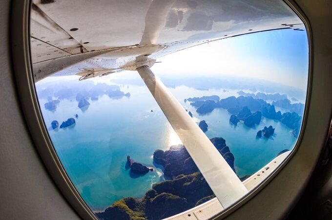 Vue surprenante depuis la cabine hydravion sur la baie d'Halong