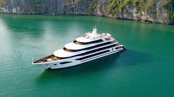 La croisière Scarlet Pearl dans la baie de Lan Ha