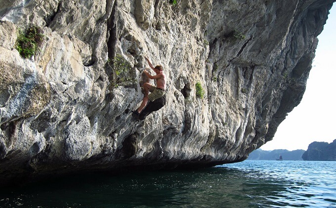 Le deep water soloing constitue à une escalade libre