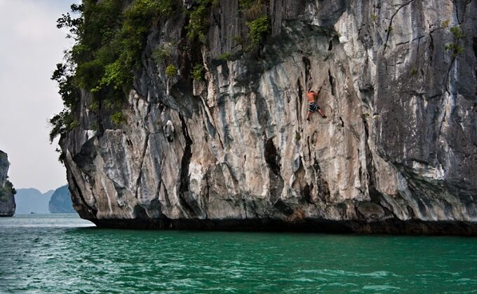 L'escalade sur les falaises rocheuses à Cat Ba