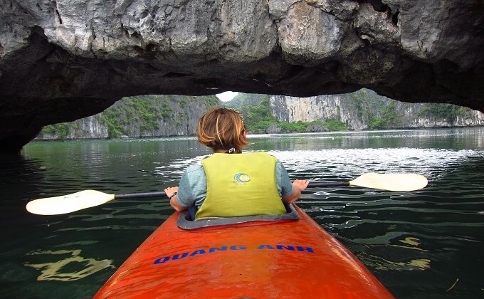 Naviguez jusqu'au pied des pitons calcaires