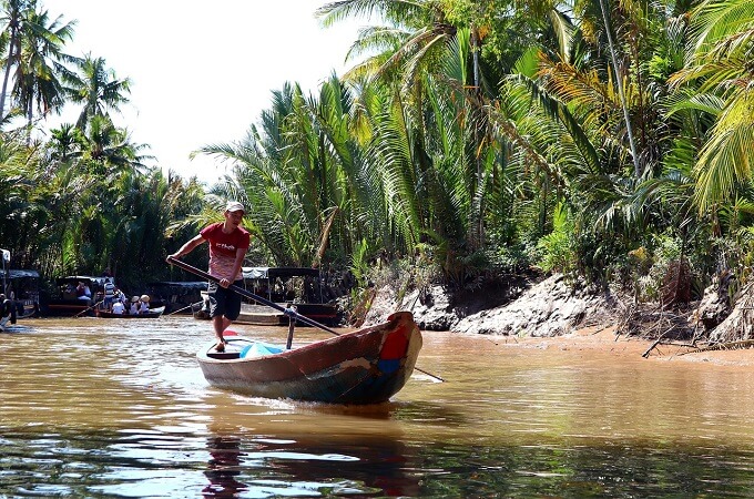 La saison des pluies permet des pittoresques promenades en barque à travers ses nombreux arroyos bordés des cocotiers, Ben Tre