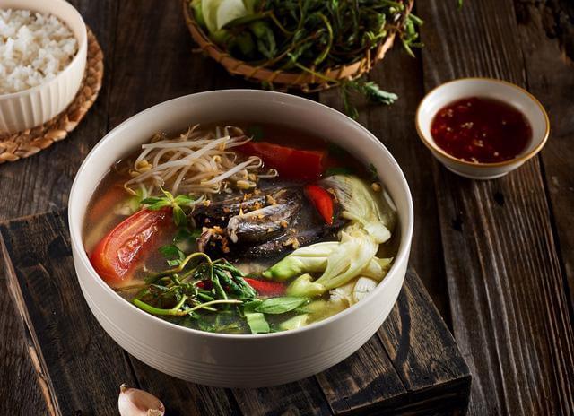 La soupe aigre-doux aux poissons linh avec les fleurs de Sesbania grandiflora, « Canh chua cá linh bông so đũa »