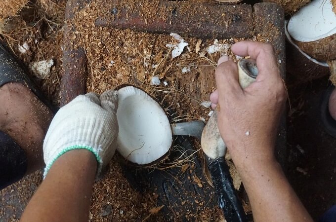 Les étapes de la préparation du riz à noix de coco sont méticuleuses