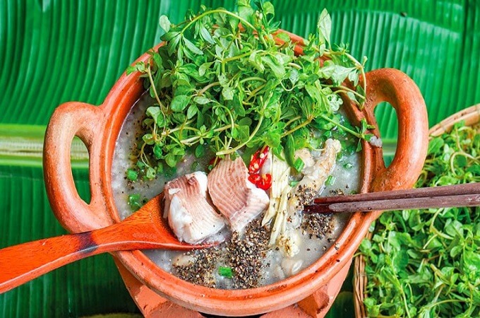 Porridge de riz au poisson Channidae (têtes-de-serpent) avec légumes amers de Ben Tre, « Cháo cá lóc rau đắng Bến Tre »