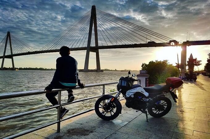 Pour le trajet Saigon - Ben Tre, la moto semble être le meilleur choix pour les jeunes routards