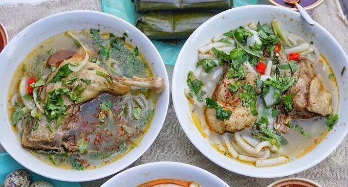 Soupe de pâte à base du riz et mortadelle porc (Bánh canh bột xắt)