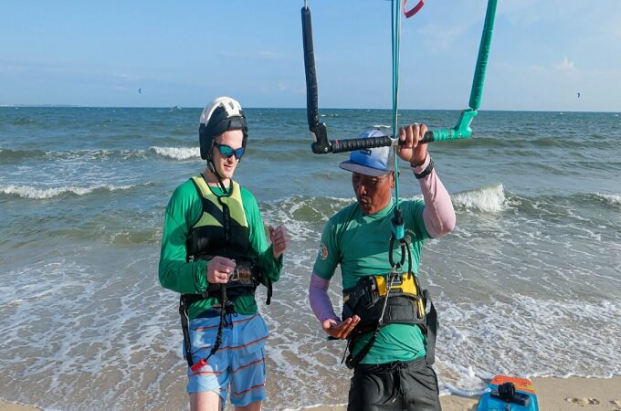 Des touristes internationaux viennent à Phan Thiet pour participer au kitesurf