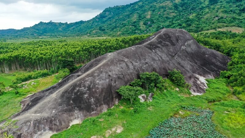 Le rocher monolithique le plus grand en terme de taille au Vietnam (rocher de l’éléphant mère)