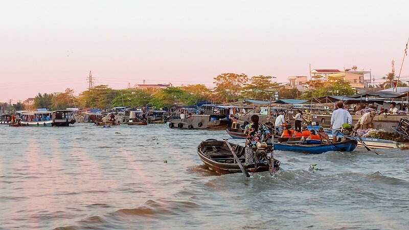 Can Tho est connue pour ses marchés flottants et les vergers fruits exotiques