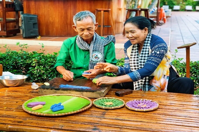 La famille des artisans Chin Chieu réalise des gâteaux folkloriques
