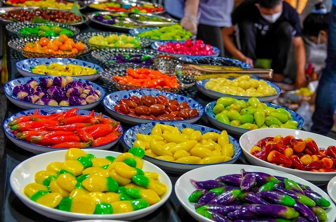 Le gâteau aux haricots verts sous forme de nombreux petits fruits