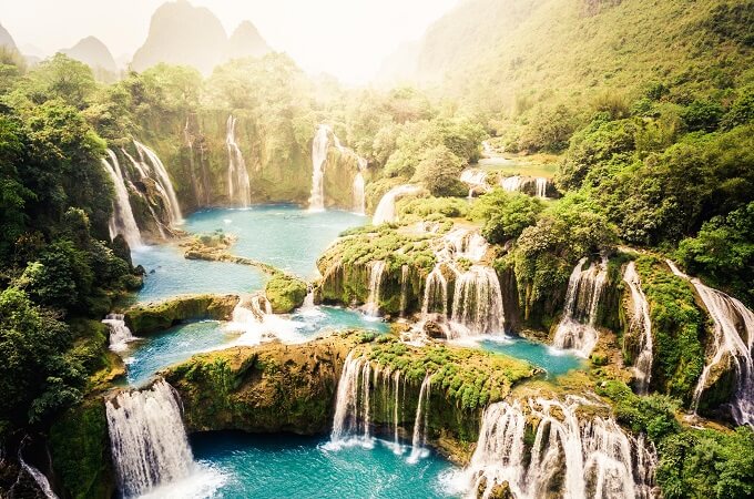 D'août à septembre, la cascade de Ban Gioc déverse une grande quantité d’eau claire et verte