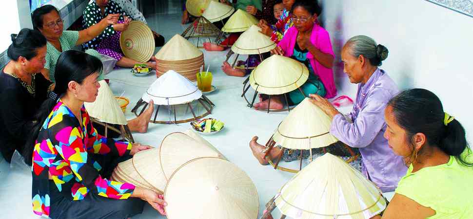 fabrique-des-chapeaux-coniques-au-Vietnam