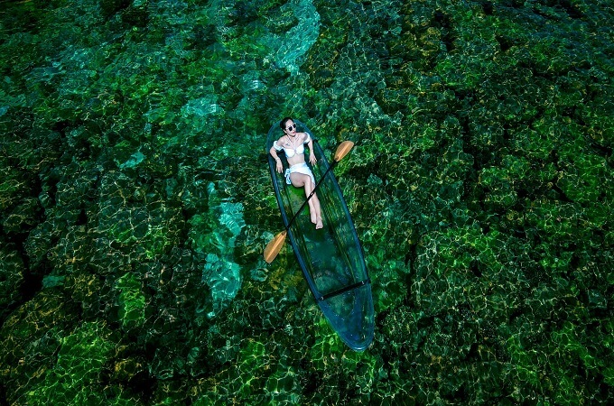 Kayak transparent pour explorer la nature sauvage Con Dao