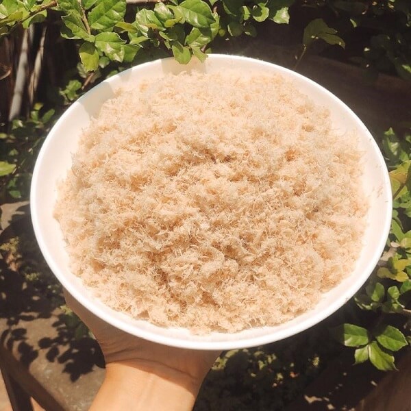 Le porc séché ou ruốc une fois terminé, sera blanc avec une belle couleur jaune clair