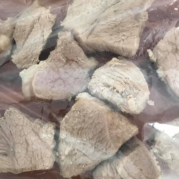 Mettez la viande dans un sac en plastique, utilisez un pilon à viande pour détacher la viande