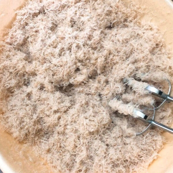 Utilisez un batteur électrique pour battre chaque lot de viande assaisonnée