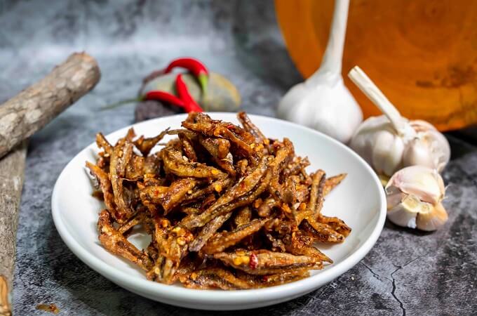 Anchois braisés à l'ail et au piment
