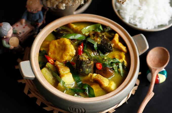 Ce plat se déguste chaud avec du riz blanc