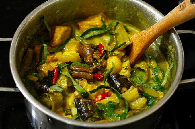 Faire bouillir l'anguille et les tofu pour absorber la saveur