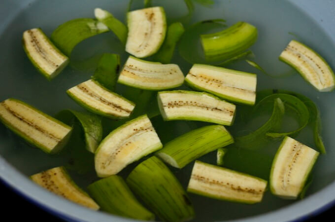 Faire tremper dans de l'eau salée diluée mélangée à un peu de jus de citron pour éviter le brunissement