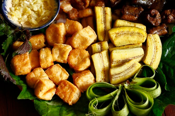 Le tofu est coupé en morceaux carrés