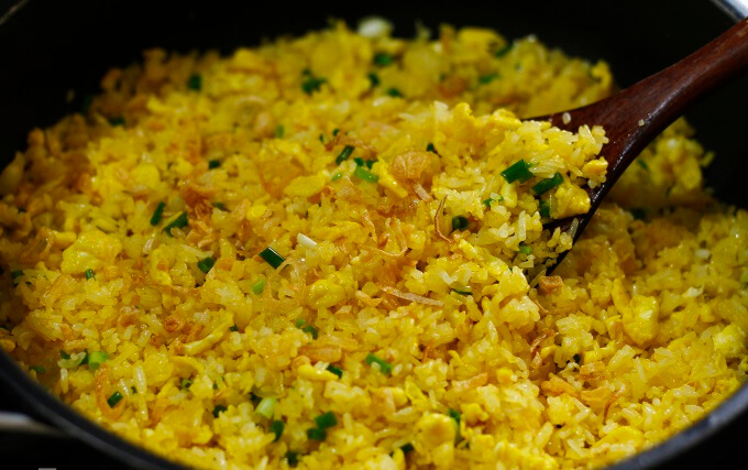 Le riz frit a suffisamment de chaleur et de feu pour être plein de saveur et d'arôme