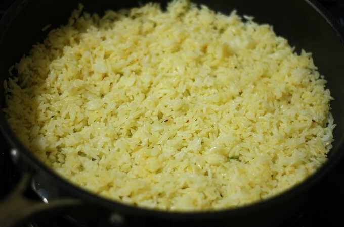 Cuire le riz sec, laisser refroidir avant de le passer à la poêle