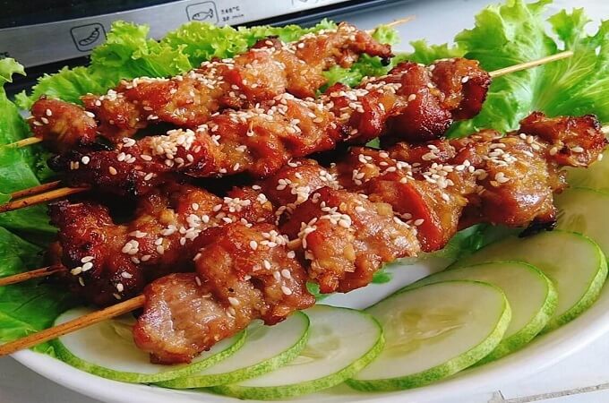 Les brochettes thịt xiên nướng sont attrayantes