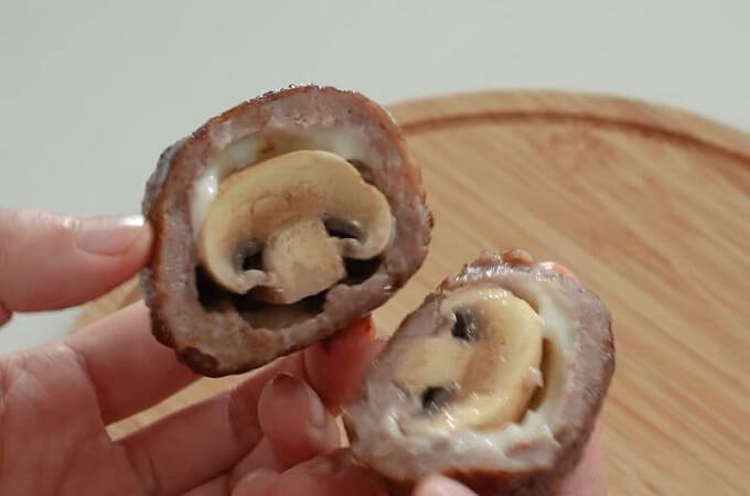 Vous pouvez couper les boulettes de viande en deux