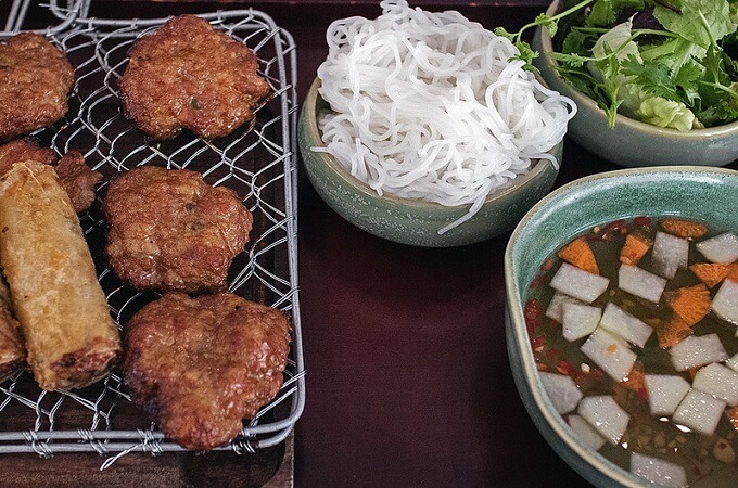 Bun Cha, vermicelles de riz (bún) et du porc grillé avec les boulettes de viande