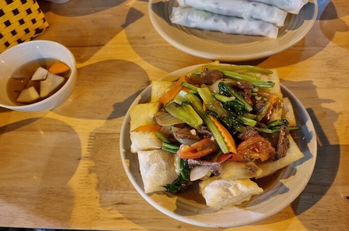 Les plats typiques ici sont les rouleaux de pho et le pho frit soufflé