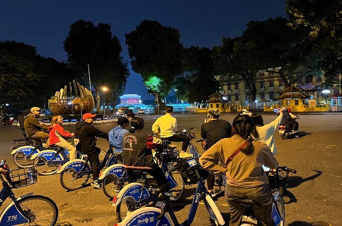 Un guide touristique présente le mausolée de Hô Chi Minh