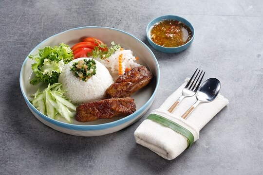 Com Tam Suon (Côtelette de porc grillée avec riz)