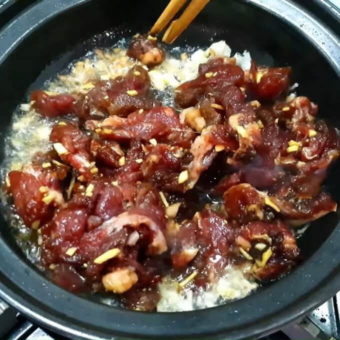 Sauté de boeuf aux oignons et ail avant de mijoter