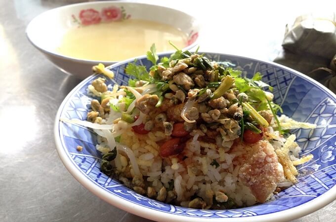 Du riz au corbicule de Hue « Cơm Hến », une spécialité de la cuisine de rue à Hue