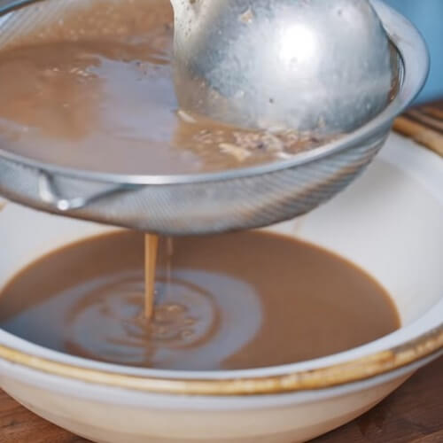 Filtrez les crabes broyés