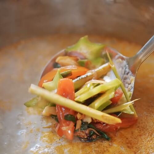 Le bouillon exceptionnel avec  des ingrédients à mijoter